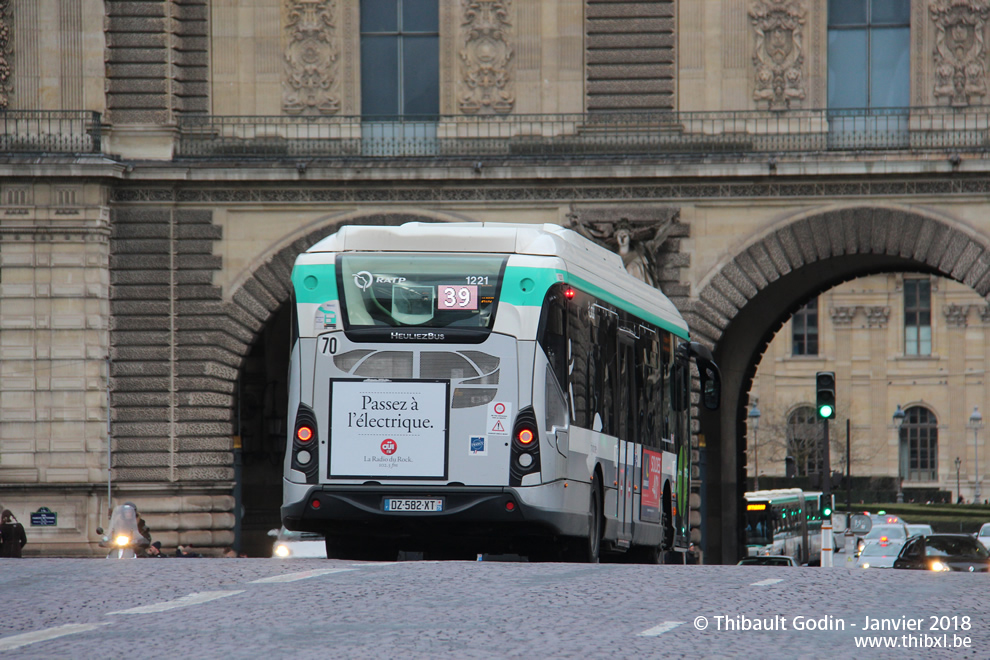 Bus 1221 (DZ-582-XT) sur la ligne 39 (RATP) à Pont du Carrousel (Paris)
