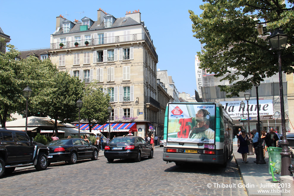 Bus 7661 (70 QAM 75) sur la ligne 39 (RATP) à Saint-Germain-des-Prés (Paris)