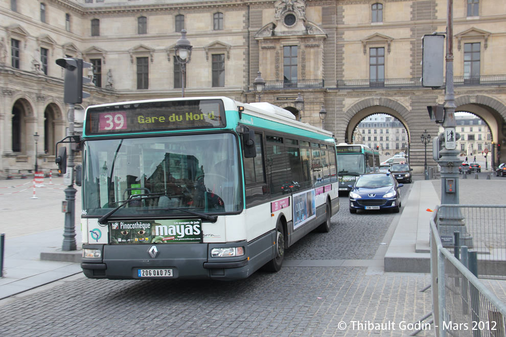 Bus 7646 (206 QAQ 75) sur la ligne 39 (RATP) à Musée du Louvre (Paris)