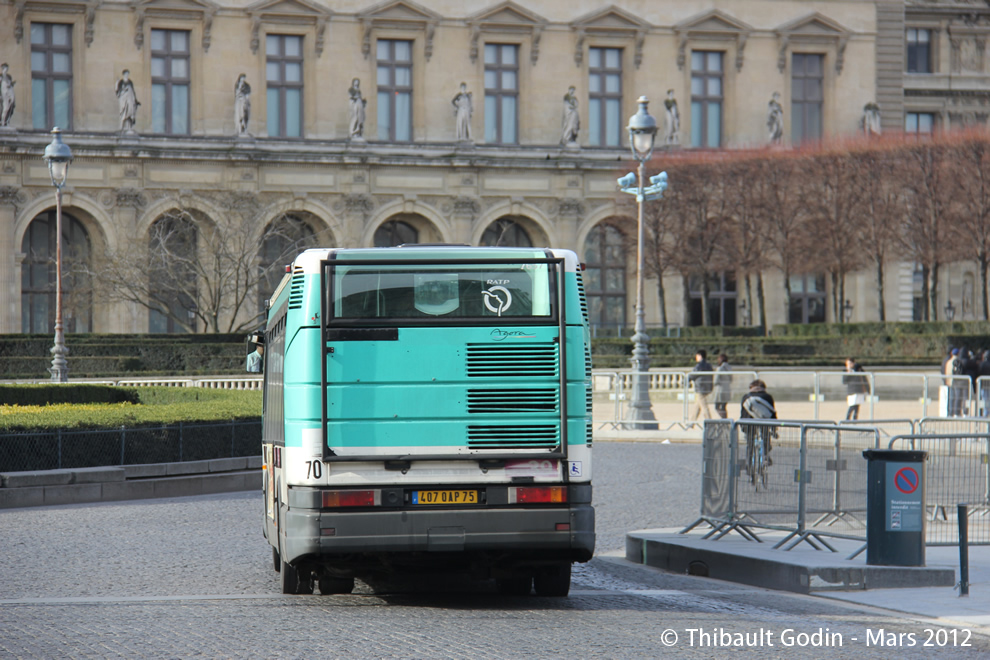 Bus 7657 (407 QAP 75) sur la ligne 39 (RATP) à Musée du Louvre (Paris)