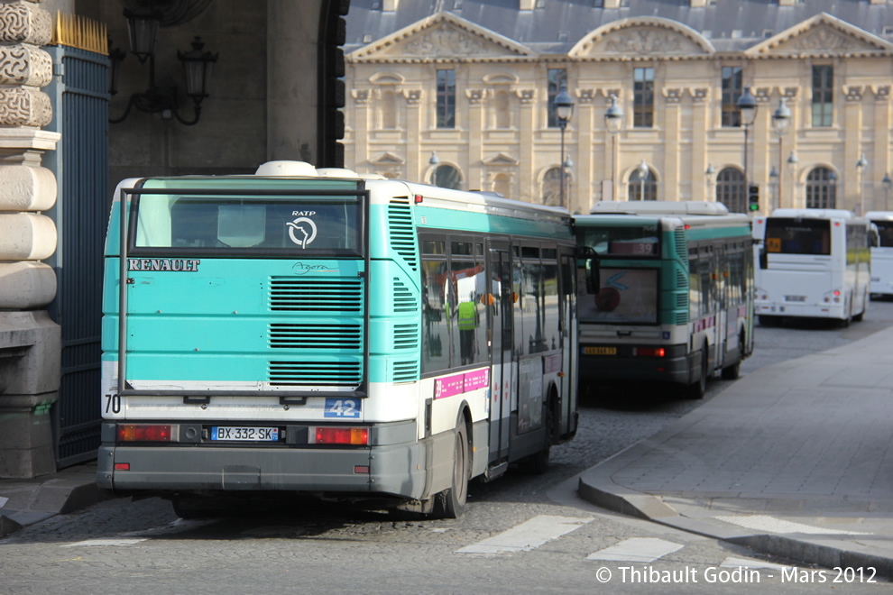 Bus 7350 (BX-332-SK) sur la ligne 39 (RATP) à Musée du Louvre (Paris)