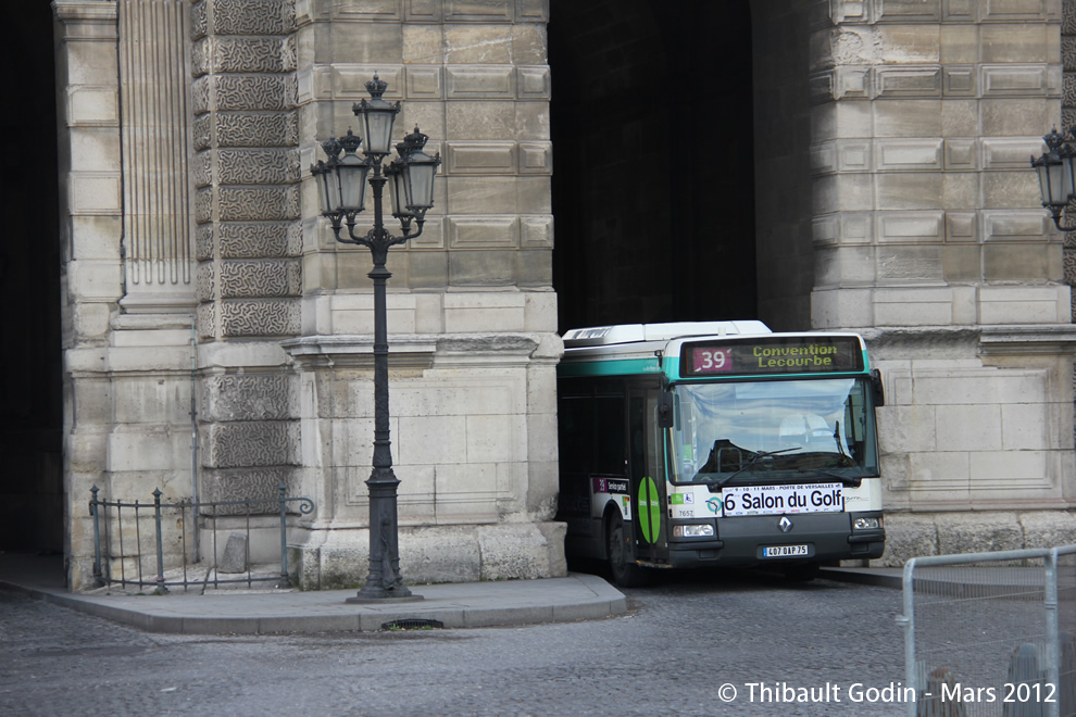 Bus 7657 (407 QAP 75) sur la ligne 39 (RATP) à Musée du Louvre (Paris)