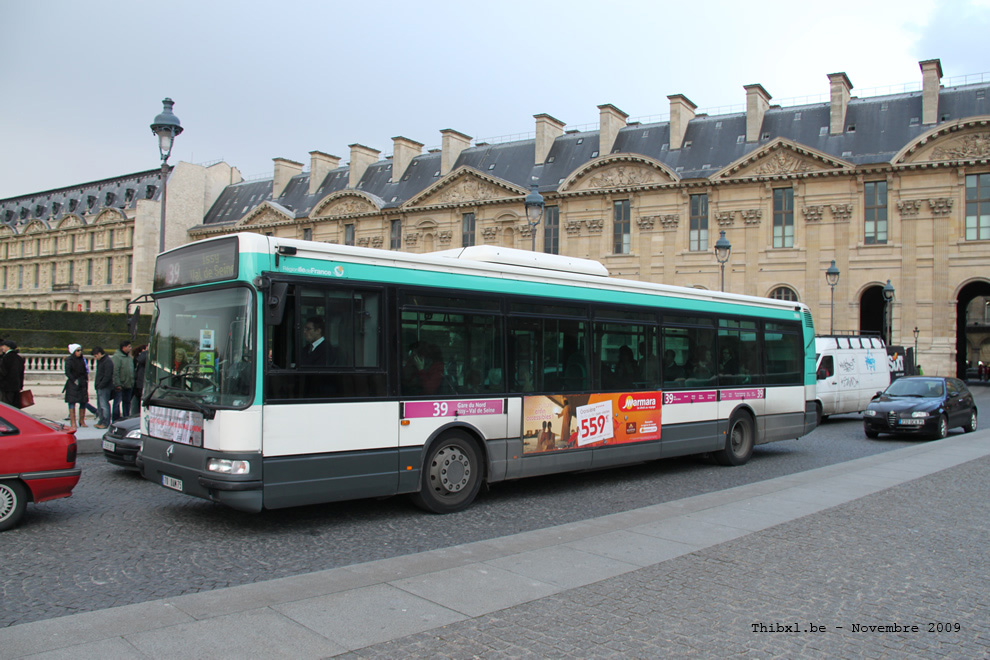 Bus 7661 (70 QAM 75) sur la ligne 39 (RATP) à Musée du Louvre (Paris)