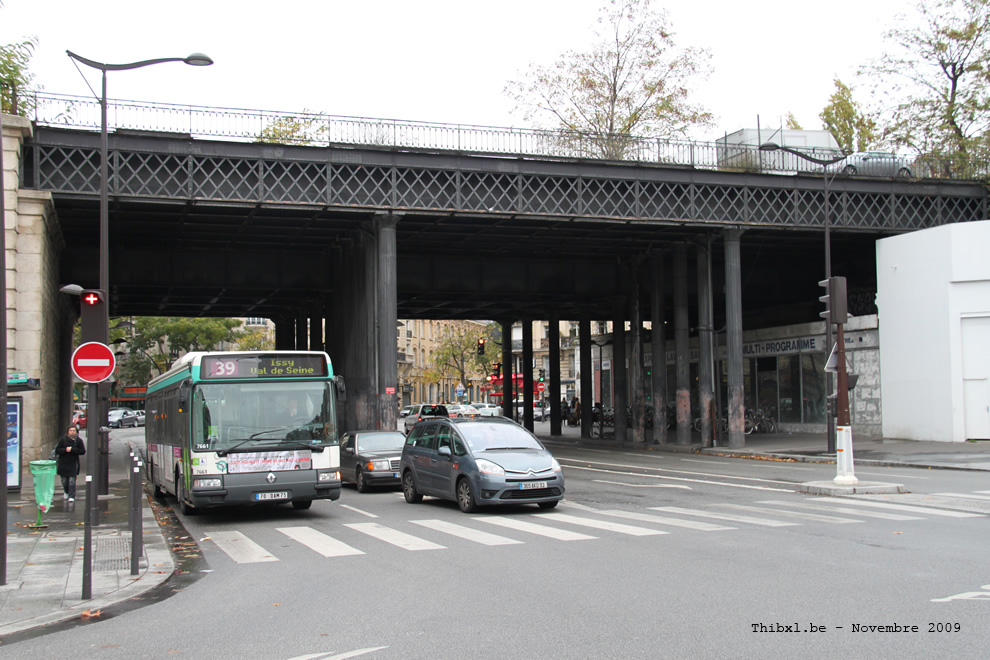 Bus 7661 (70 QAM 75) sur la ligne 39 (RATP) à Balard (Paris)