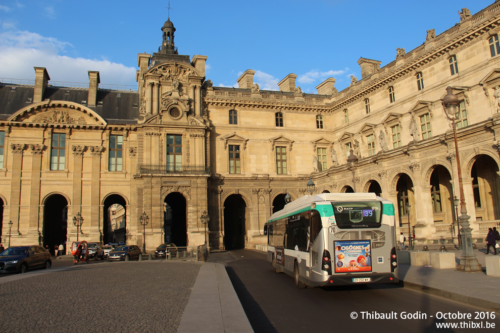 Bus 1218 (DY-202-WX) sur la ligne 39 (RATP) à Musée du Louvre (Paris)