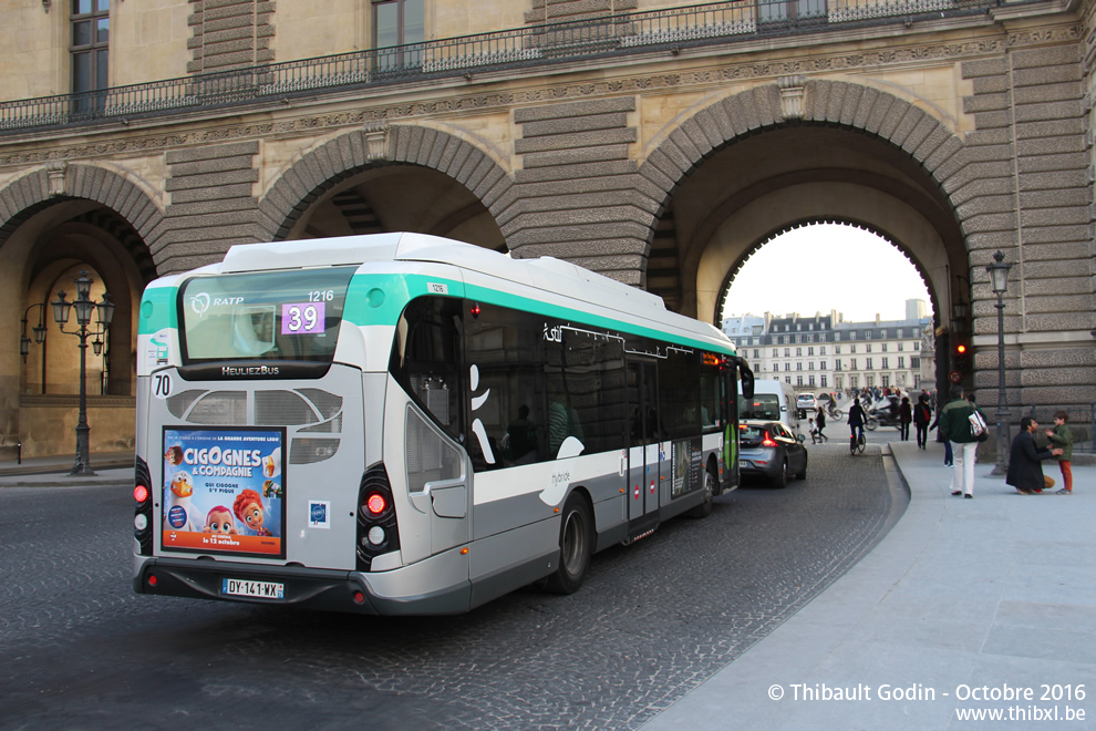 Bus 1216 (DY-141-WX) sur la ligne 39 (RATP) à Musée du Louvre (Paris)