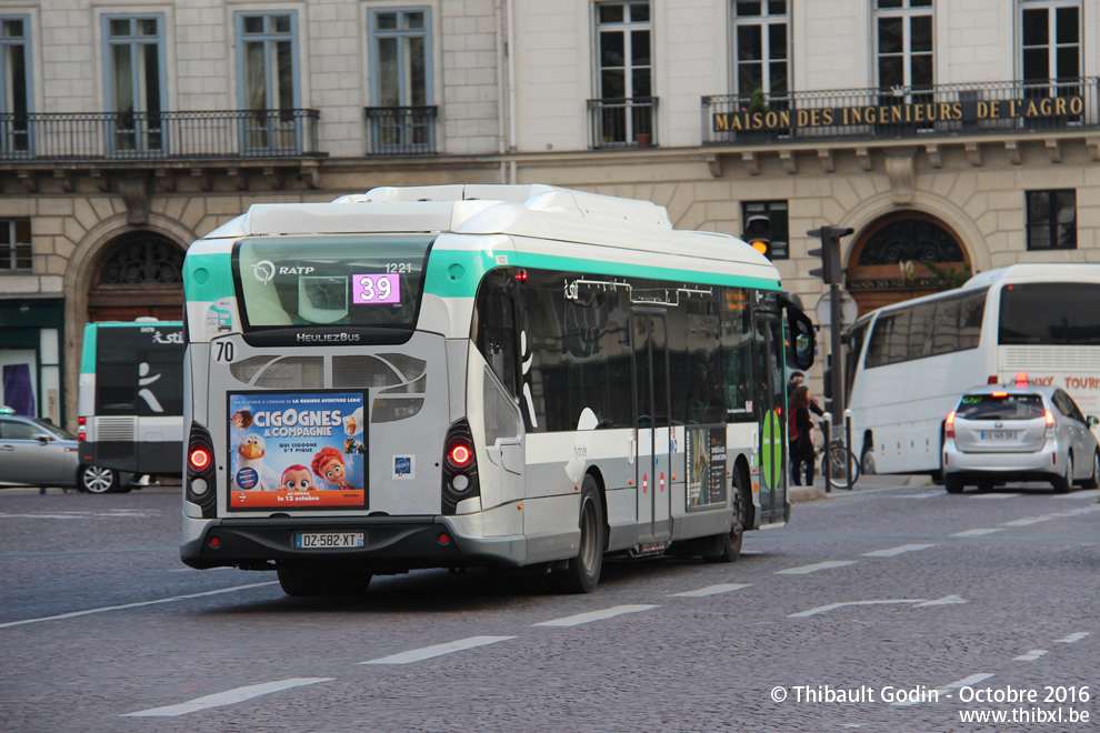 Bus 1221 (DZ-582-XT) sur la ligne 39 (RATP) à Pont du Carrousel (Paris)