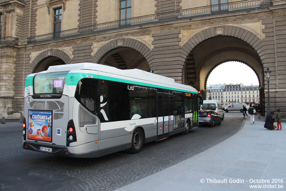 Bus 1216 (DY-141-WX) sur la ligne 39 (RATP) à Musée du Louvre (Paris)