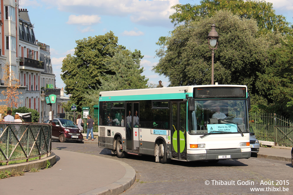 Bus 418 sur la ligne 40 (Montmartrobus - RATP) à Montmartre (Paris)