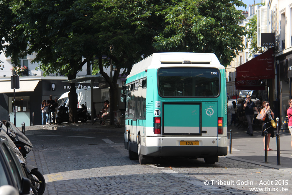 Bus 1308 sur la ligne 40 (Montmartrobus - RATP) à Abbesses (Paris)