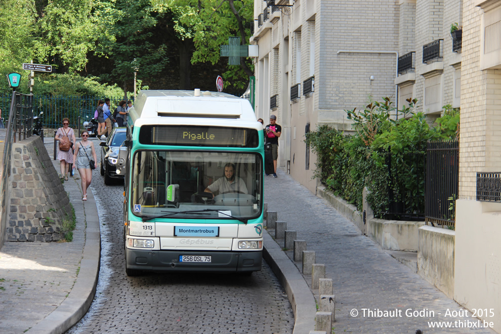 Bus 1313 (256 QSL 75) sur la ligne 40 (Montmartrobus - RATP) à Montmartre (Paris)