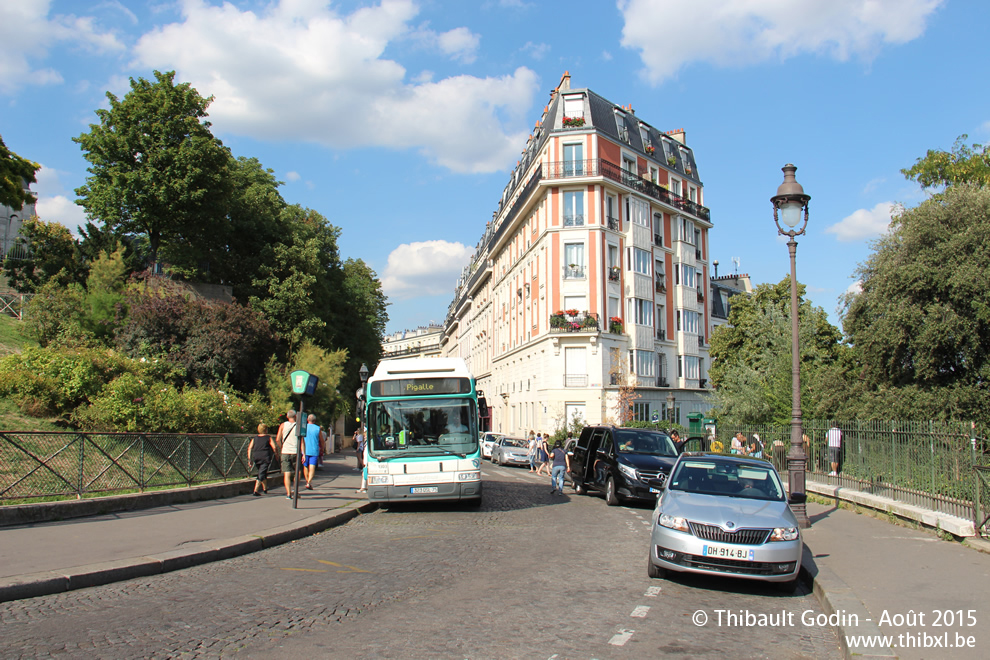 Bus 1303 (323 QSL 75) sur la ligne 40 (Montmartrobus - RATP) à Montmartre (Paris)