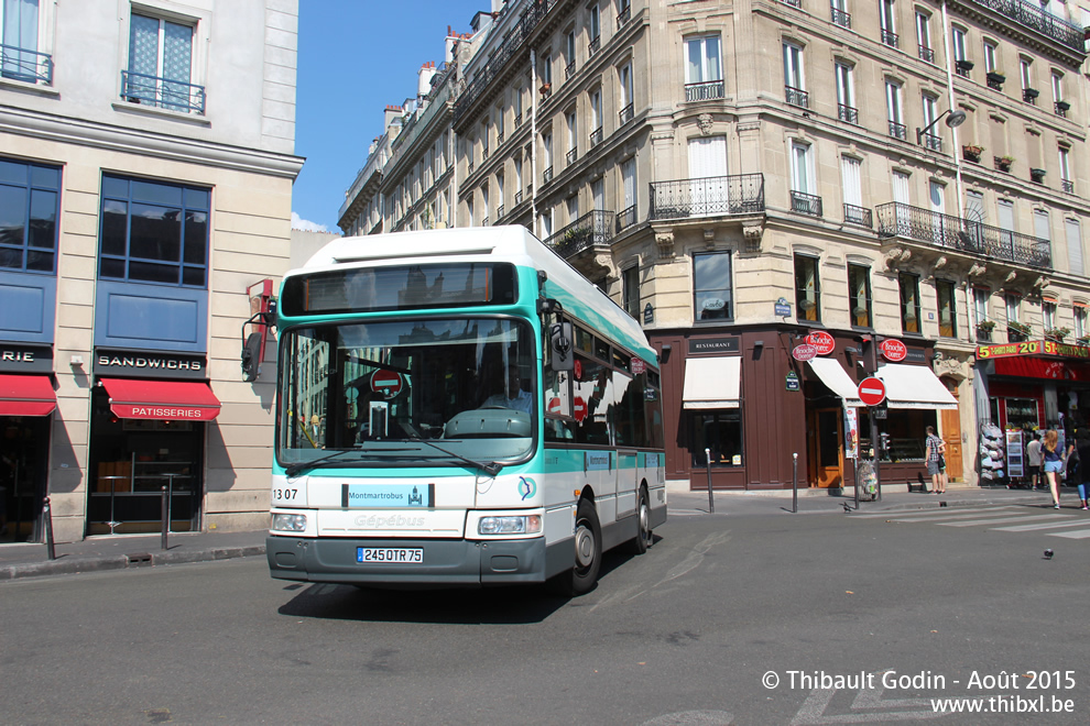Bus 1307 (245 QTR 75) sur la ligne 40 (Montmartrobus - RATP) à Pigalle (Paris)