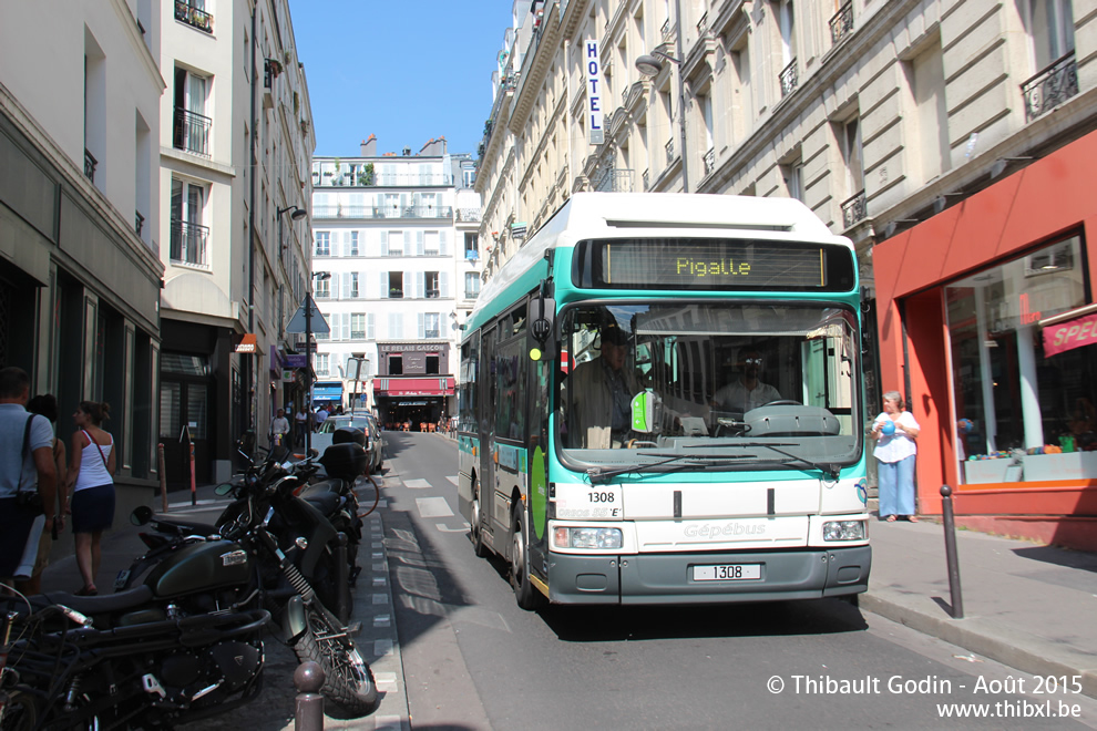 Bus 1308 sur la ligne 40 (Montmartrobus - RATP) à Pigalle (Paris)