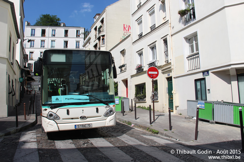 Bus 456 (57 RAC 75) sur la ligne 40 (Montmartrobus - RATP) à Montmartre (Paris)