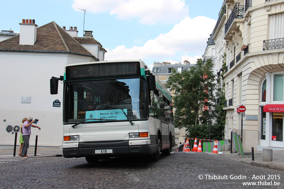 Bus 418 sur la ligne 40 (Montmartrobus - RATP) à Montmartre (Paris)