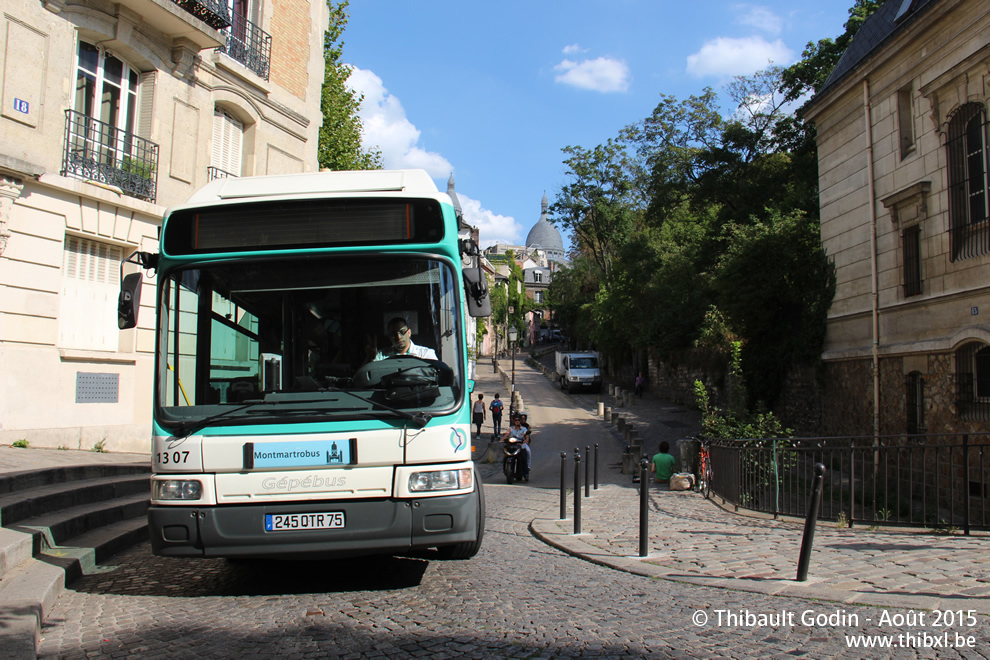 Bus 1307 (245 QTR 75) sur la ligne 40 (Montmartrobus - RATP) à Montmartre (Paris)