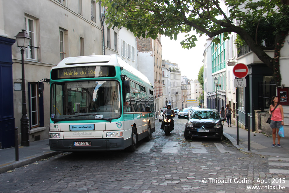 Bus 1313 (256 QSL 75) sur la ligne 40 (Montmartrobus - RATP) à Montmartre (Paris)