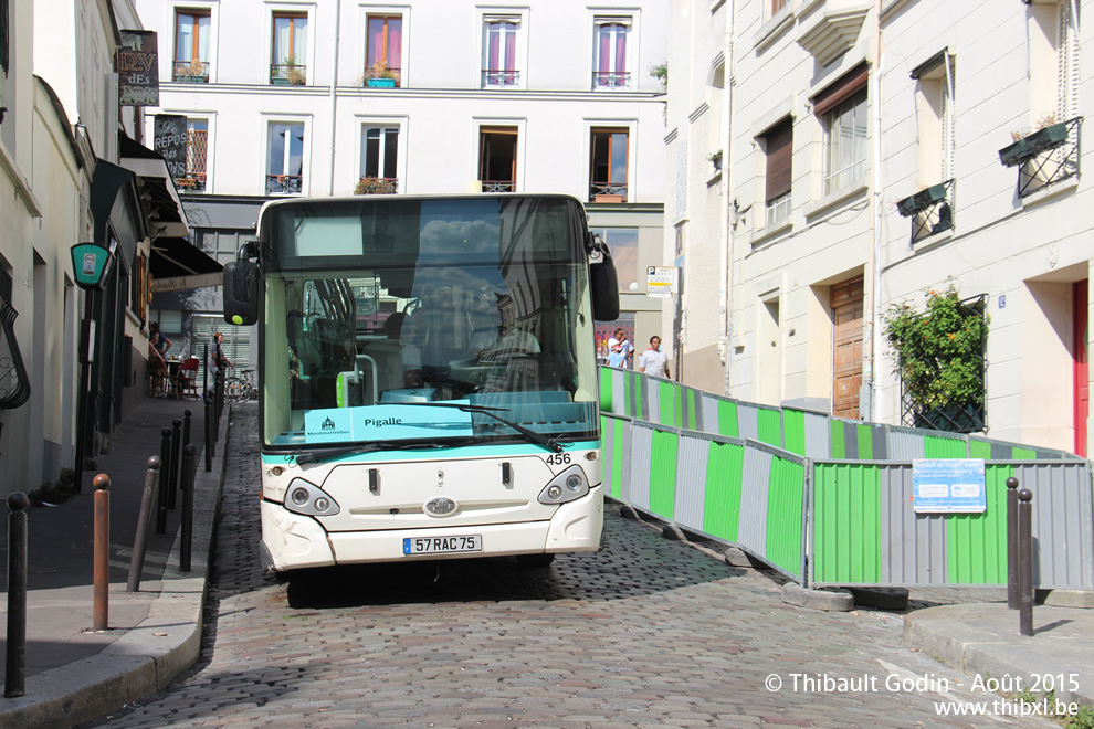 Bus 456 (57 RAC 75) sur la ligne 40 (Montmartrobus - RATP) à Montmartre (Paris)