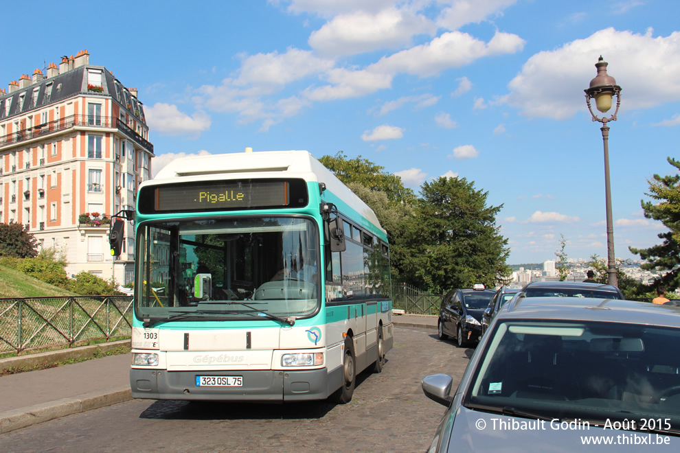 Bus 1303 (323 QSL 75) sur la ligne 40 (Montmartrobus - RATP) à Montmartre (Paris)