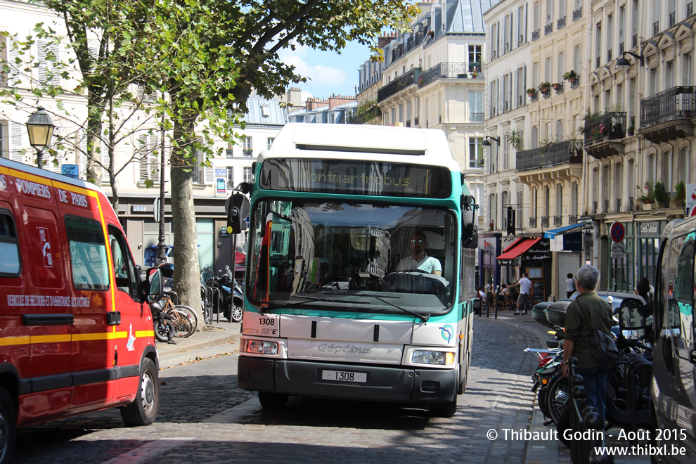 Bus 1308 sur la ligne 40 (Montmartrobus - RATP) à Abbesses (Paris)