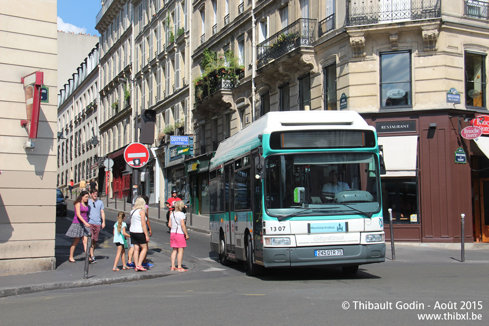 Bus 1307 (245 QTR 75) sur la ligne 40 (Montmartrobus - RATP) à Pigalle (Paris)