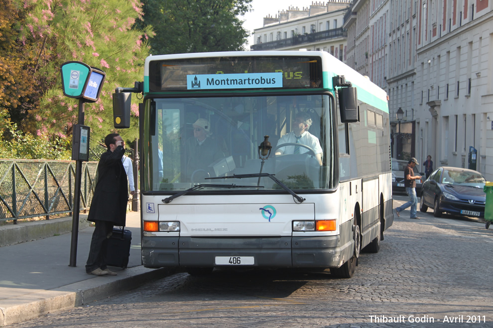 Bus 406 sur la ligne 40 (Montmartrobus - RATP) à Montmartre (Paris)