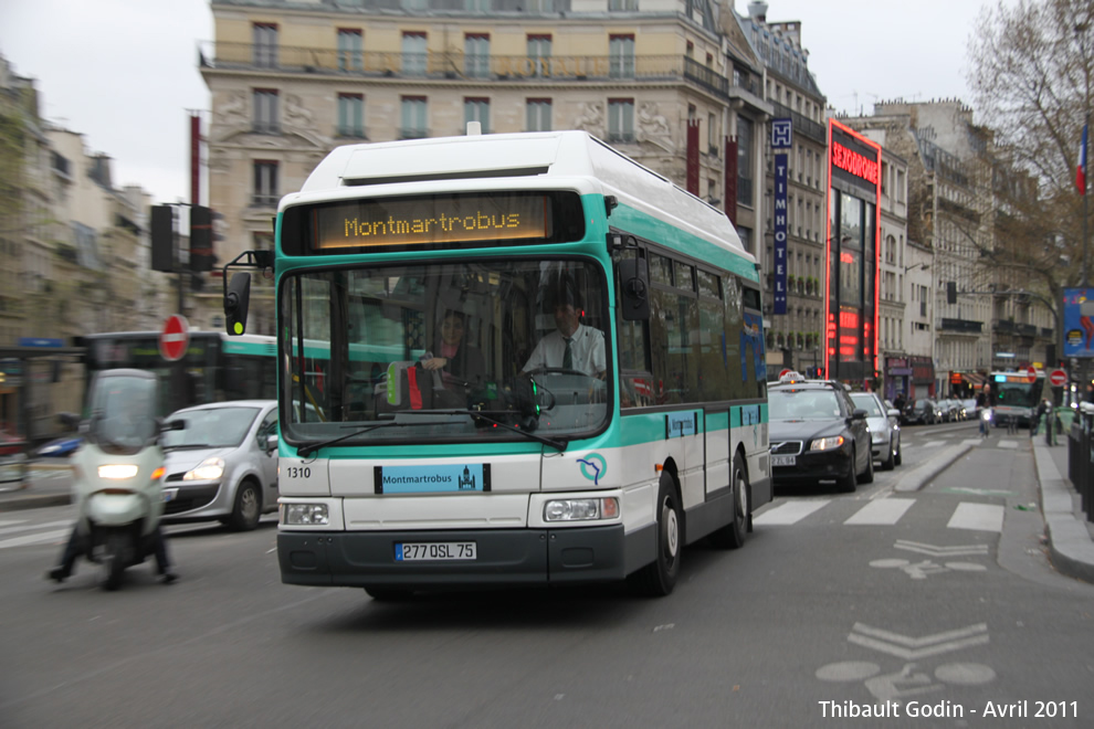 Bus 1310 (277 QSL 75) sur la ligne 40 (Montmartrobus - RATP) à Pigalle (Paris)
