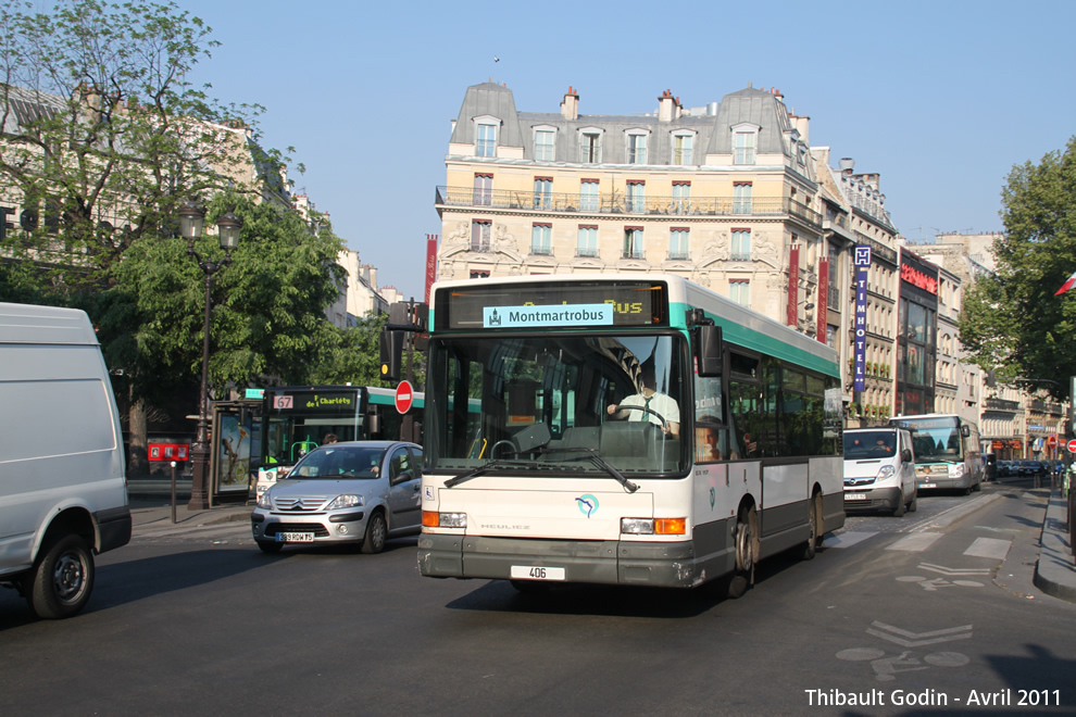 Bus 406 sur la ligne 40 (Montmartrobus - RATP) à Pigalle (Paris)