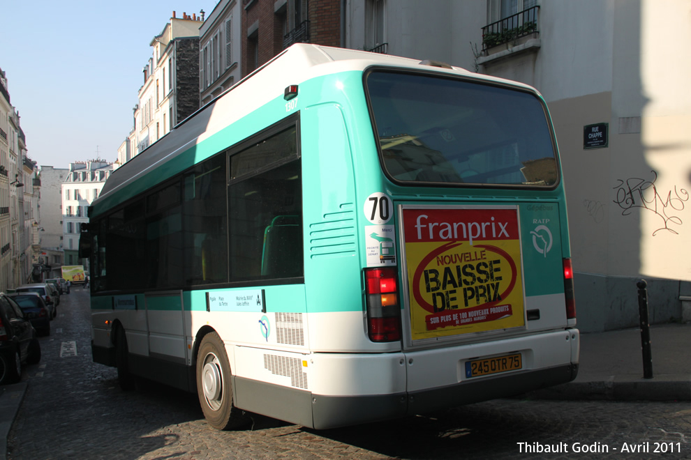 Bus 1307 (245 QTR 75) sur la ligne 40 (Montmartrobus - RATP) à Abbesses (Paris)