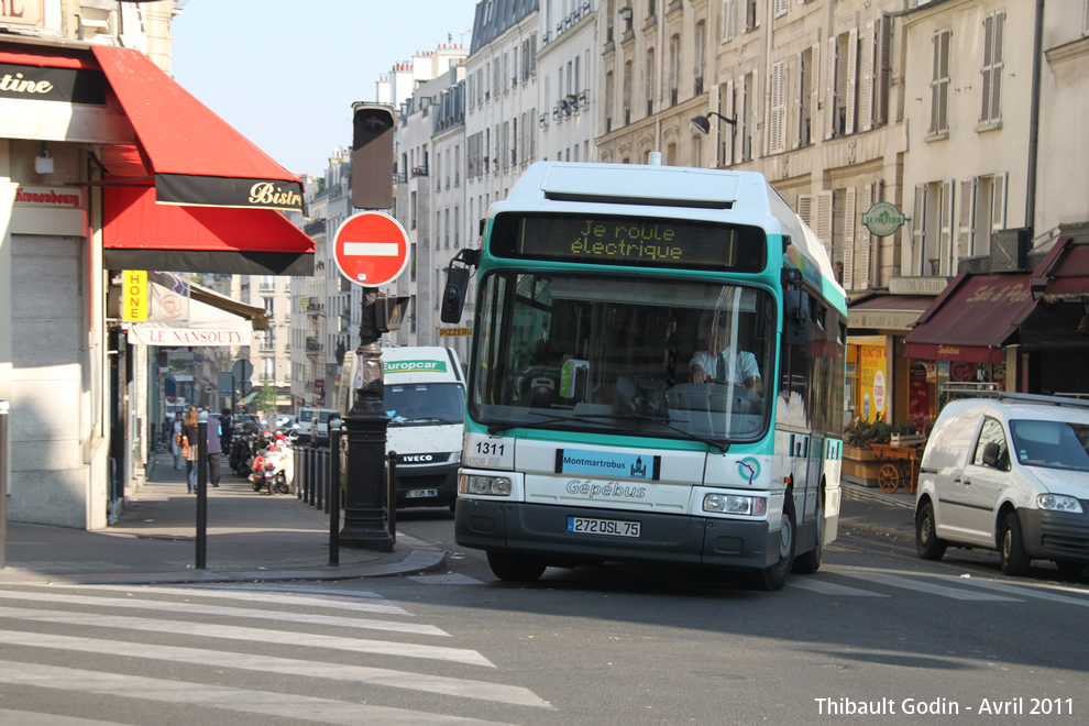 Bus 1311 (272 QSL 75) sur la ligne 40 (Montmartrobus - RATP) à Château d'Eau (Paris)