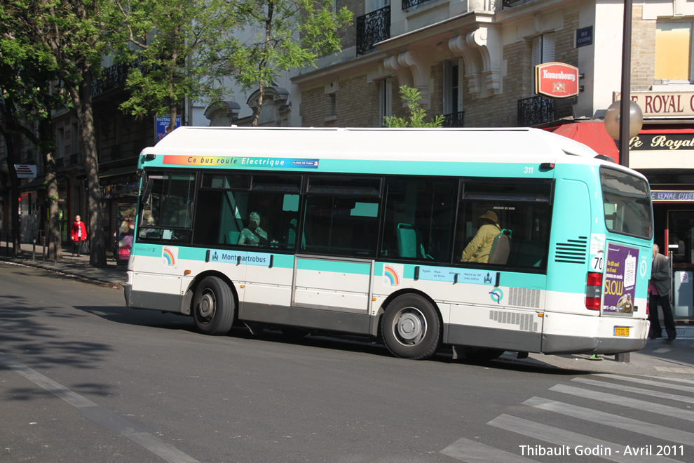 Bus 1311 (272 QSL 75) sur la ligne 40 (Montmartrobus - RATP) à Château d'Eau (Paris)