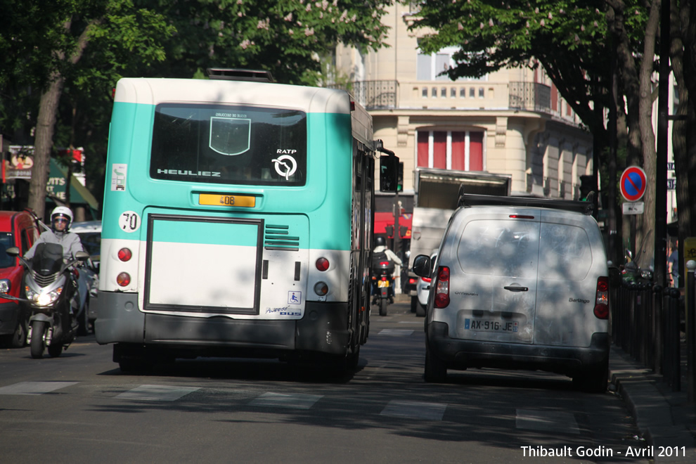 Bus 408 sur la ligne 40 (Montmartrobus - RATP) à Lamarck - Caulaincourt (Paris)