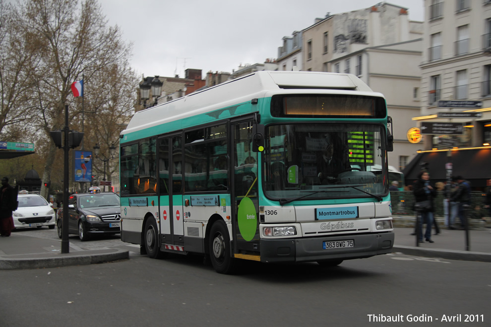 Bus 1306 (363 QWG 75) sur la ligne 40 (Montmartrobus - RATP) à Pigalle (Paris)