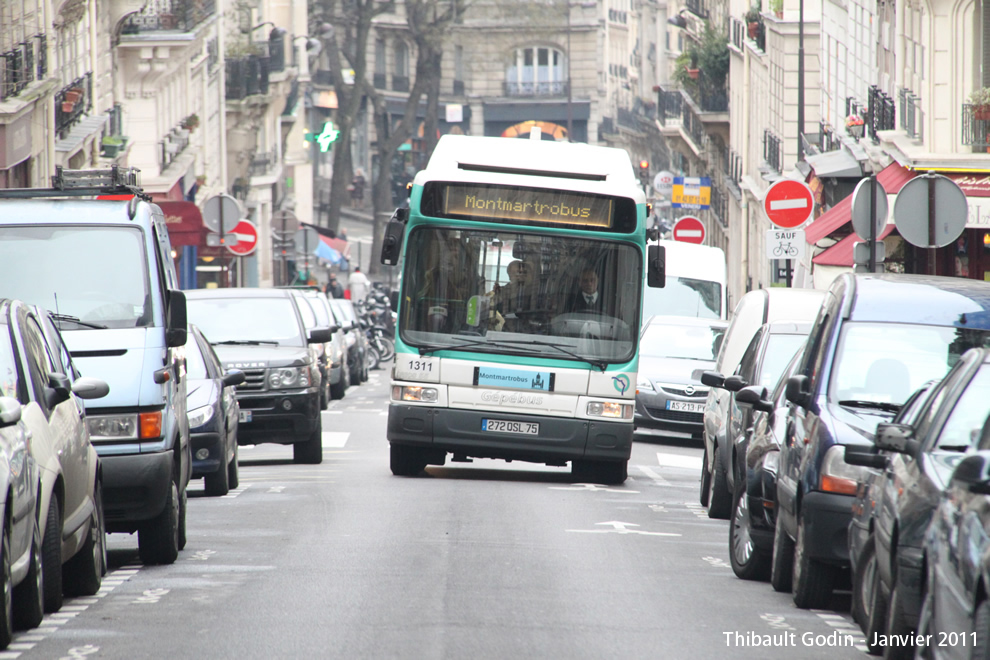 Bus 1311 (272 QSL 75) sur la ligne 40 (Montmartrobus - RATP) à Montmartre (Paris)