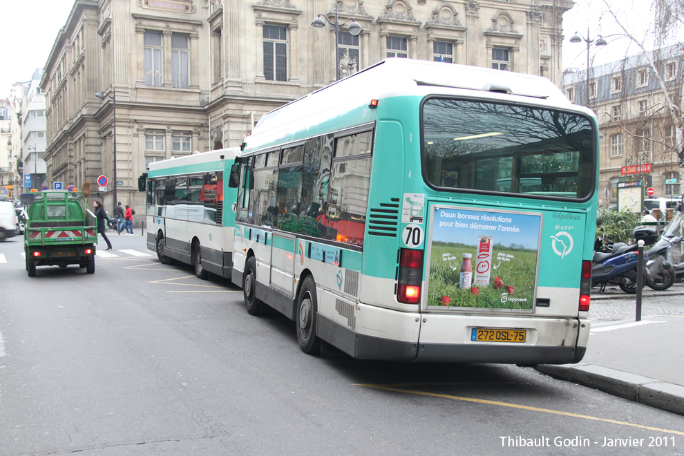 Bus 1311 (272 QSL 75) sur la ligne 40 (Montmartrobus - RATP) à Jules Joffrin (Paris)