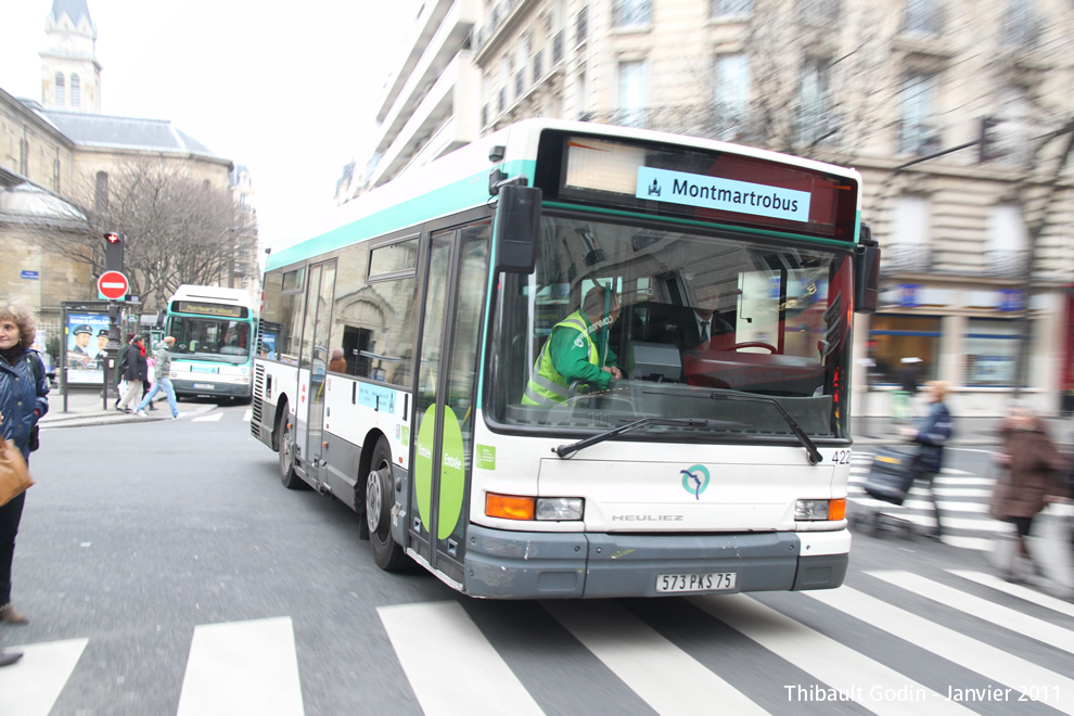 Bus 422 (573 PKS 75) sur la ligne 40 (Montmartrobus - RATP) à Jules Joffrin (Paris)