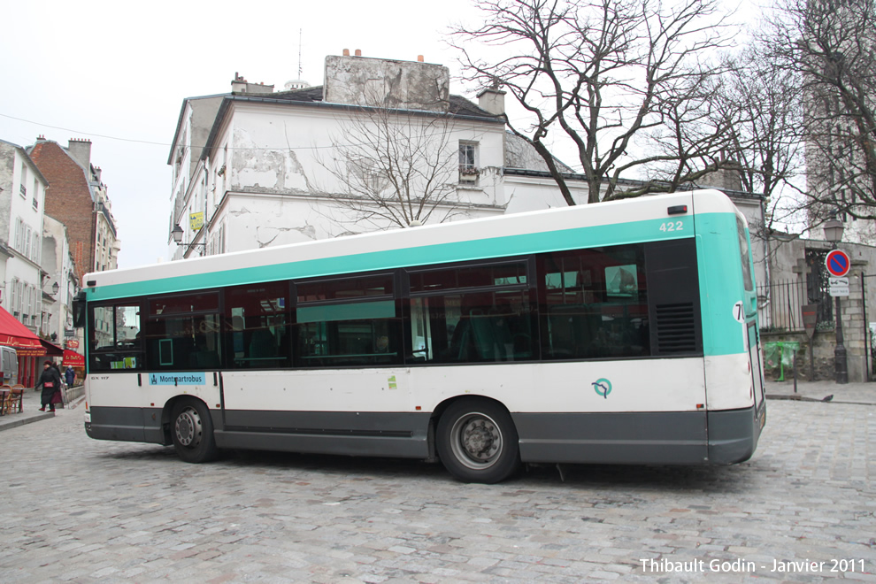 Bus 422 (573 PKS 75) sur la ligne 40 (Montmartrobus - RATP) à Montmartre (Paris)