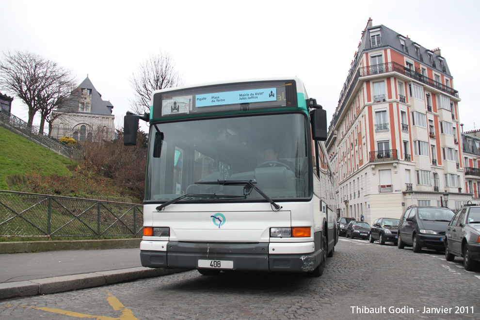 Bus 408 sur la ligne 40 (Montmartrobus - RATP) à Montmartre (Paris)