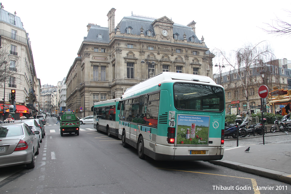 Bus 1311 (272 QSL 75) sur la ligne 40 (Montmartrobus - RATP) à Jules Joffrin (Paris)