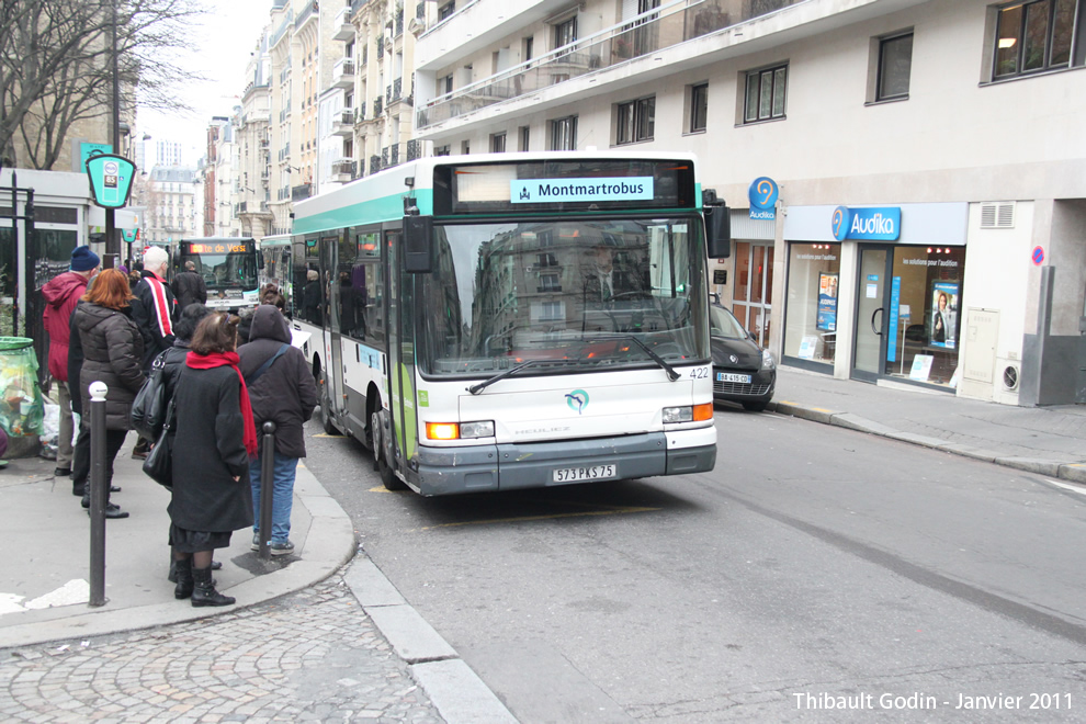 Bus 422 (573 PKS 75) sur la ligne 40 (Montmartrobus - RATP) à Jules Joffrin (Paris)