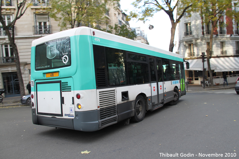 Bus 406 sur la ligne 40 (Montmartrobus - RATP) à Lamarck - Caulaincourt (Paris)