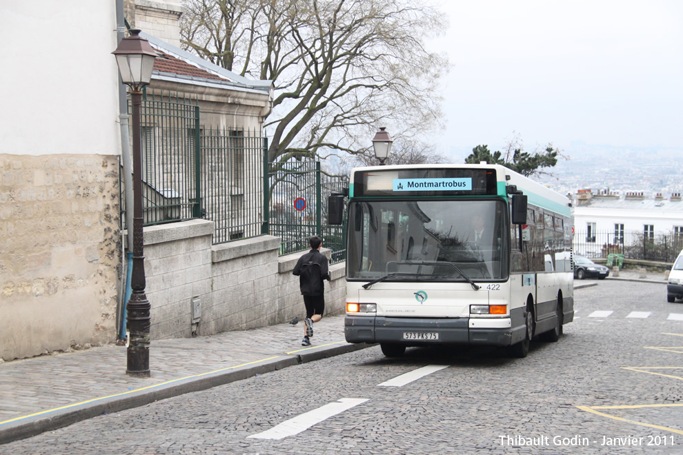 Bus 422 (573 PKS 75) sur la ligne 40 (Montmartrobus - RATP) à Montmartre (Paris)