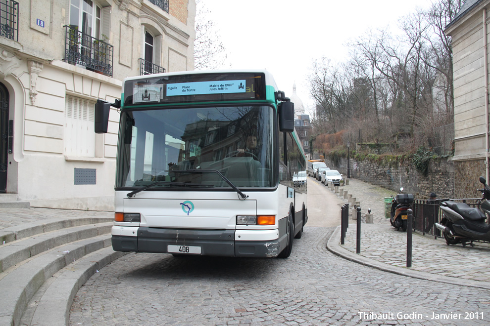 Bus 408 sur la ligne 40 (Montmartrobus - RATP) à Montmartre (Paris)
