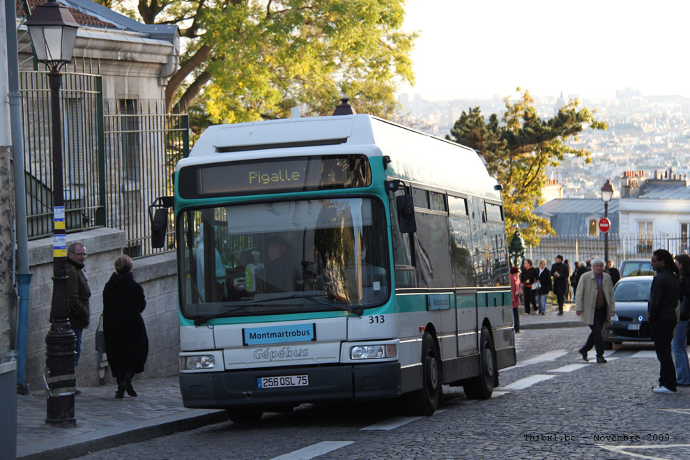 Bus 313 (256 QSL 75) sur la ligne 40 (Montmartrobus - RATP) à Montmartre (Paris)