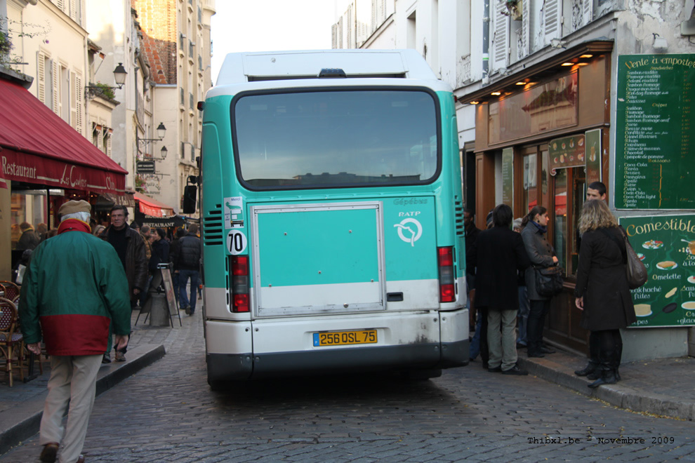 Bus 313 (256 QSL 75) sur la ligne 40 (Montmartrobus - RATP) à Montmartre (Paris)