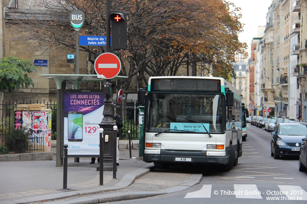 Bus 418 sur la ligne 40 (Montmartrobus - RATP) à Jules Joffrin (Paris)