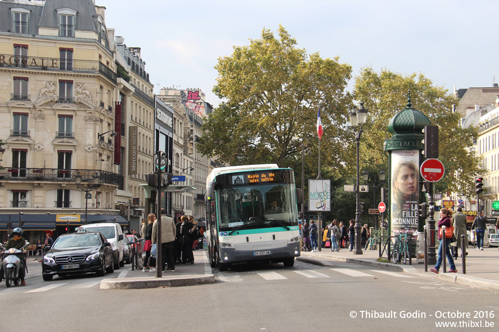 Bus 0809 (DX-027-CW) sur la ligne 40 (Montmartrobus - RATP) à Pigalle (Paris)