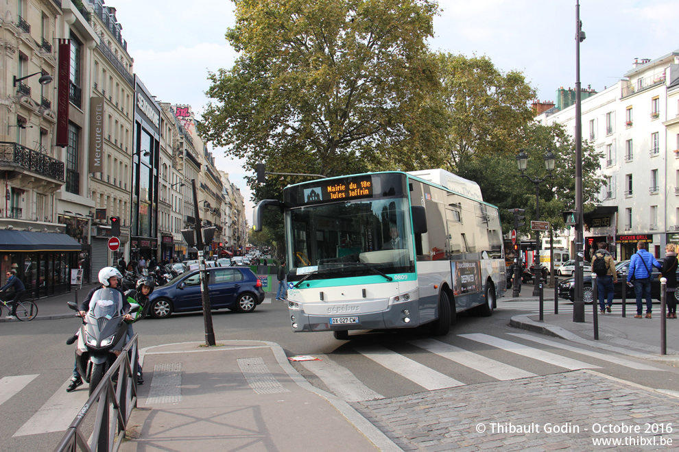 Bus 0809 (DX-027-CW) sur la ligne 40 (Montmartrobus - RATP) à Pigalle (Paris)