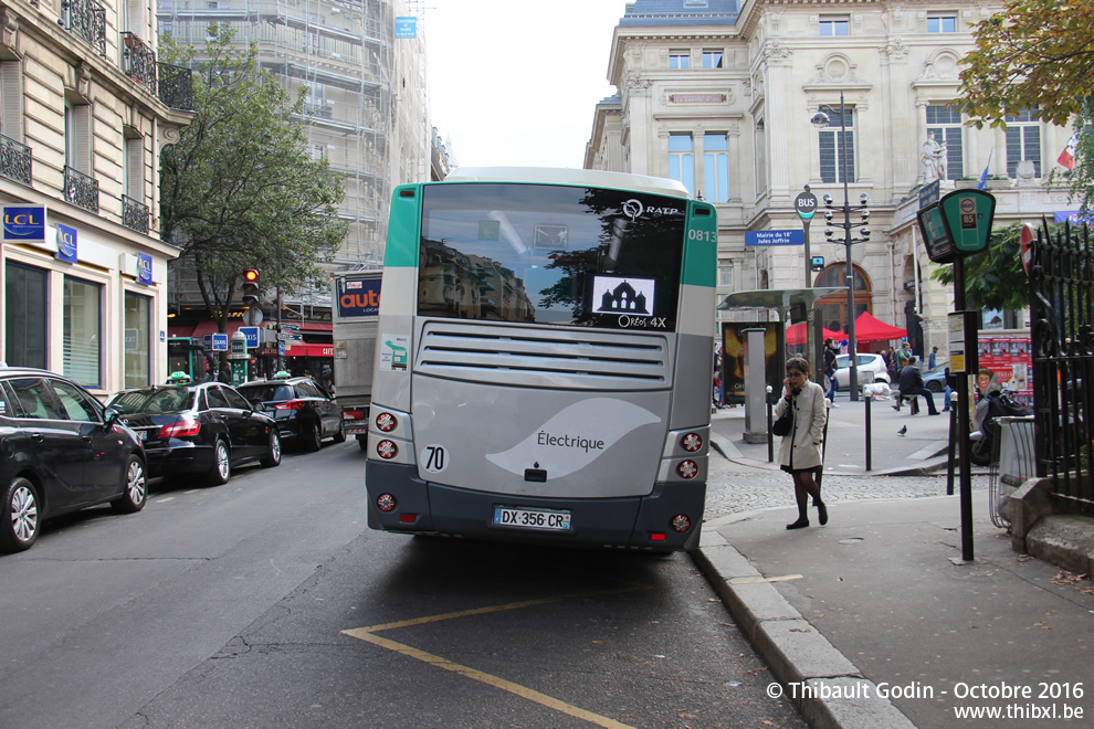 Bus 0813 (DX-356-CR) sur la ligne 40 (Montmartrobus - RATP) à Jules Joffrin (Paris)